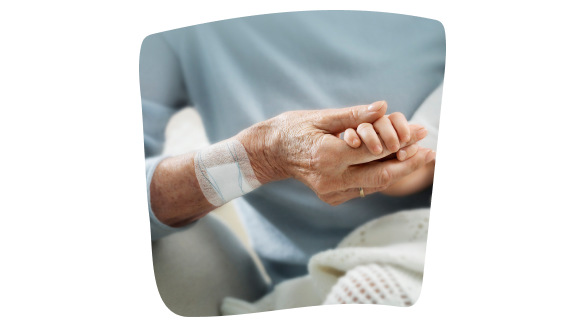 Imagen de una persona mayor con un Apósito para pieles delicadas Leukomed® skin sensitive en el brazo. Imagen de una persona mayor con un Apósito para pieles delicadas Leukomed® skin sensitive en el brazo.